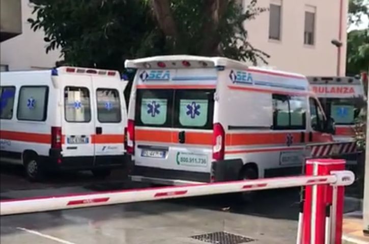 Cagliari, 14 ambulanze davanti al Santissima Trinità: “In attesa anche da 6 ore”
