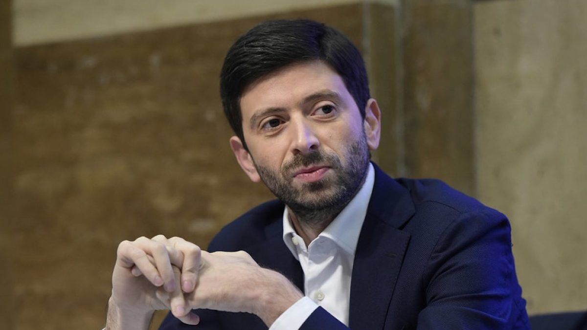 Speranza non esclude un lockdown: “State a casa il più possibile”