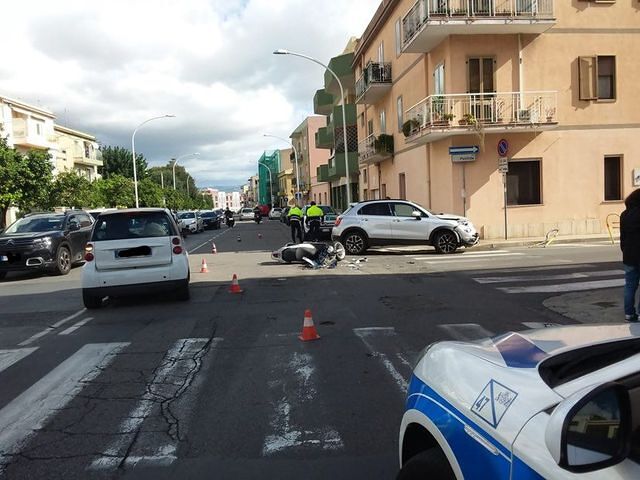 Pirri, la 500 guidata da un 79enne si schianta contro una moto: gravissimo scooterista volato su un’auto in sosta
