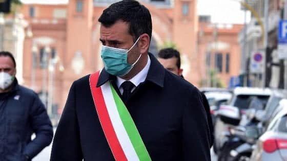 Covid in Italia, sindaci trasformati in sceriffi attaccano Conte: “Scaricabarile inaccettabile sul coprifuoco”