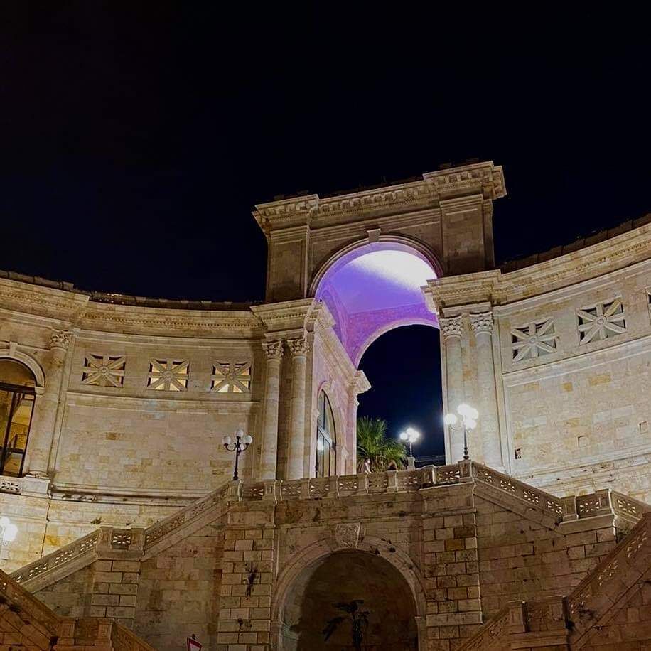 Lotta al tumore al pancreas, il Bastione di Cagliari si tinge di viola: “Sostenete la ricerca” 