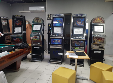 Tre videopoker illegali in un locale a Capoterra: scatto il sequestro e la multa