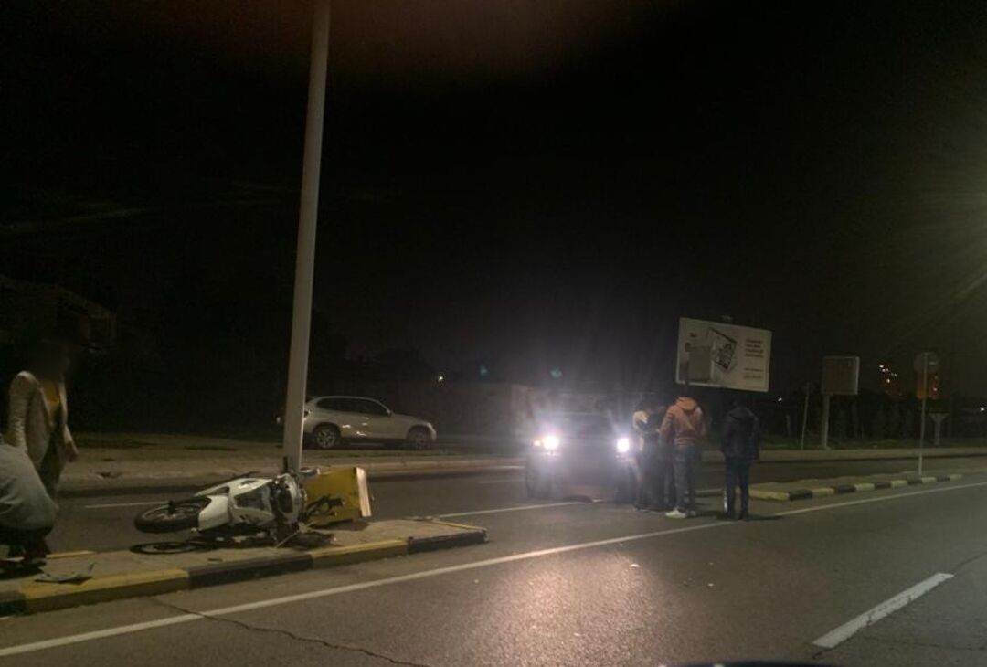 Cagliari, paura in via Vesalio: schianto tra un’auto e un portapizze