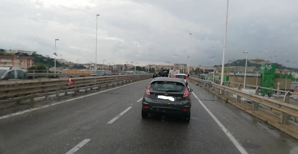 Cagliari, paura sull’Asse Mediano: auto va in testacoda, traffico in tilt