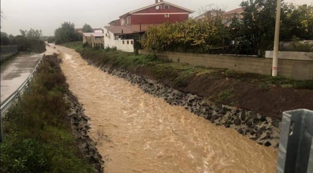 Sos a Vallermosa, esonda il rio Cannas: “Strada dei ponti gemelli bloccata, state a casa”