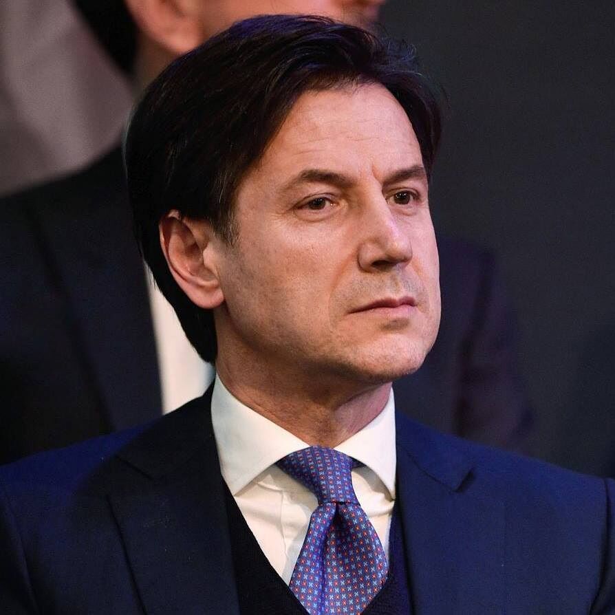 Conte firma il Dpcm nella notte, con una sorpresa: parrucchieri aperti anche nelle zone rosse