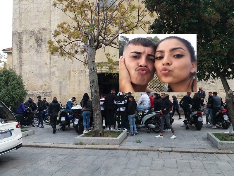 Villacidro, petardi e rombo degli scooter per l’addio a Steven e Angelica: “Fidanzatini in eterno”