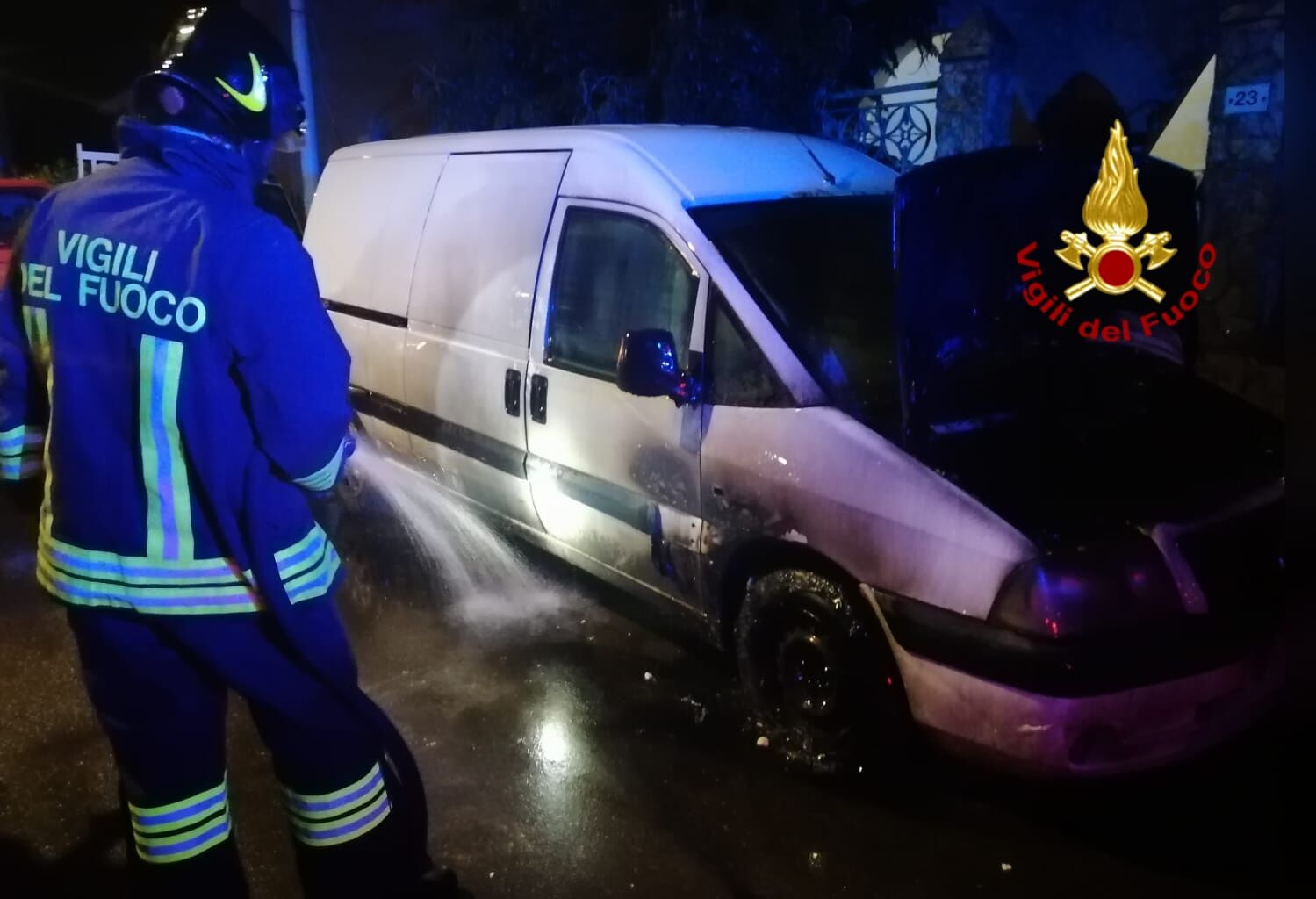 Paura a Capoterra per un furgone in fiamme, mistero sul rogo: indagini dei carabinieri