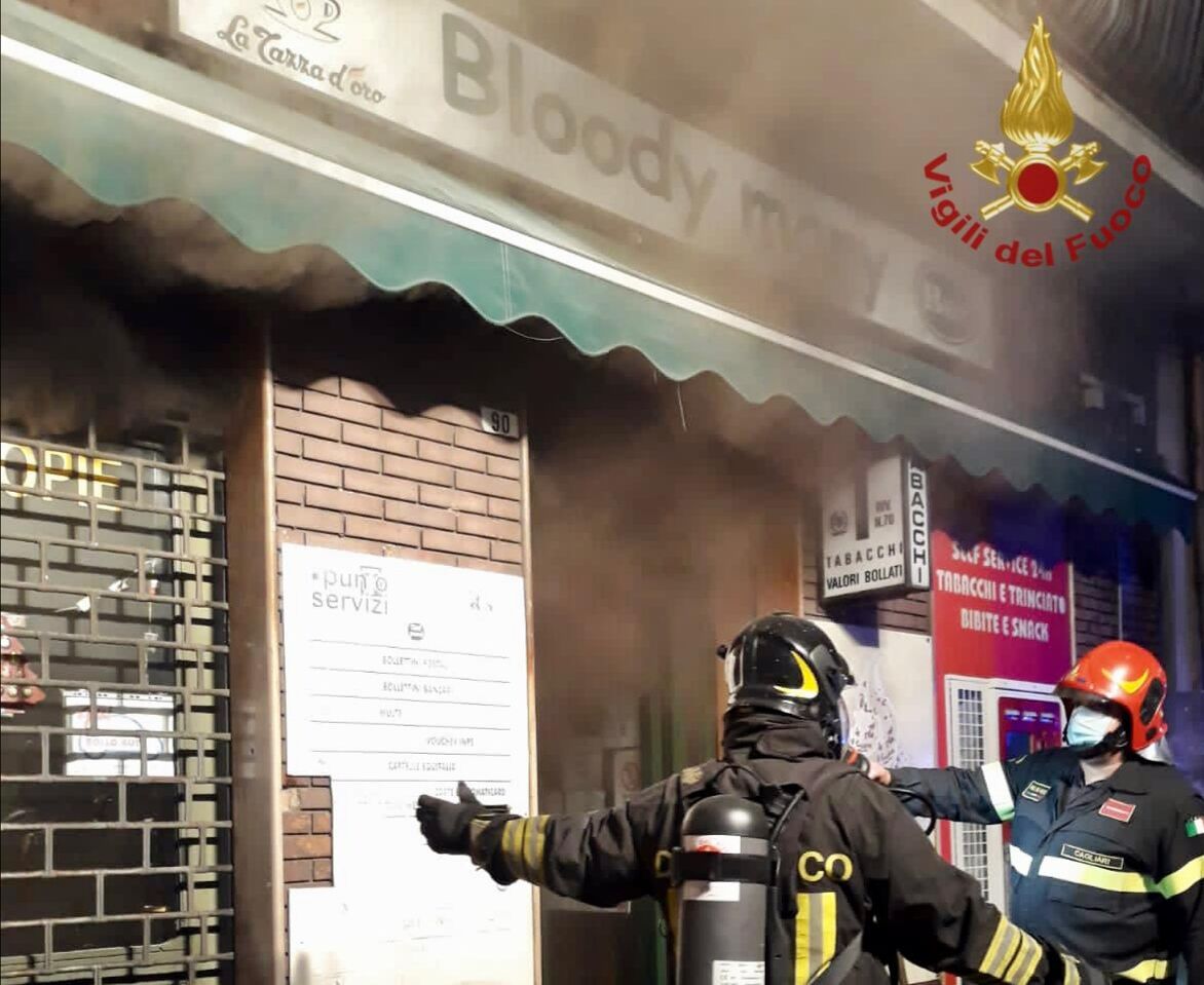 Cagliari, paura nella notte a San Michele: in fiamme il bar “Bloody Mary”
