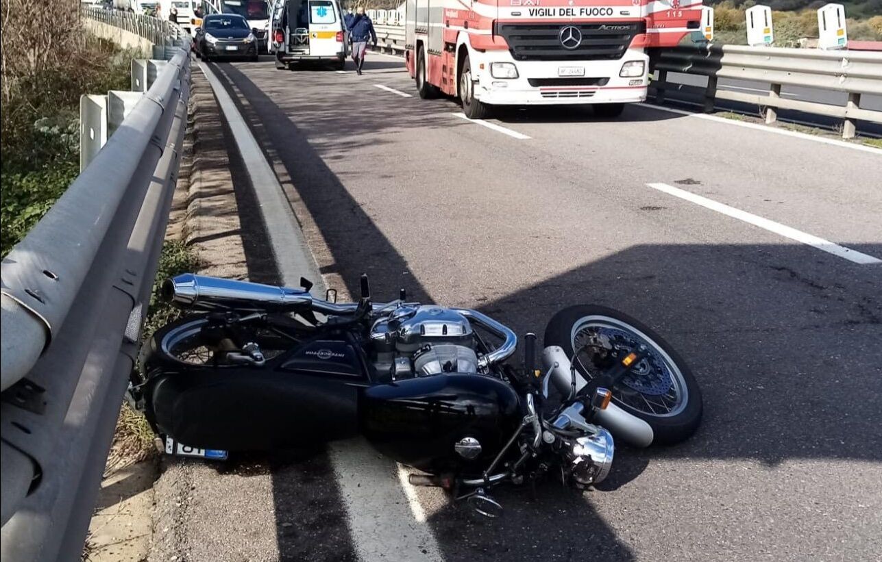 Brutto incidente sulla Ss 131, 44enne sbanda con la moto e cade: è grave