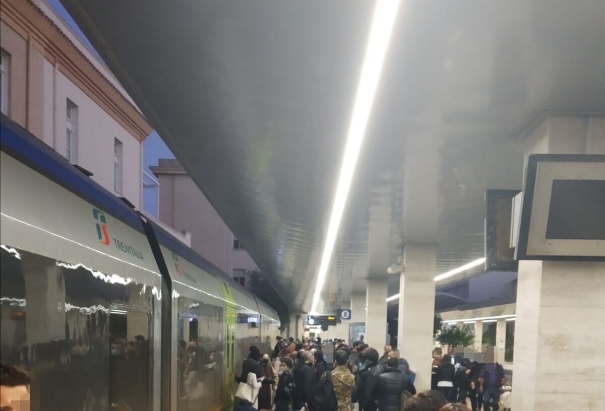 Il treno arriva in ritardo, folla in stazione a Cagliari: tanti passeggeri restano a terra