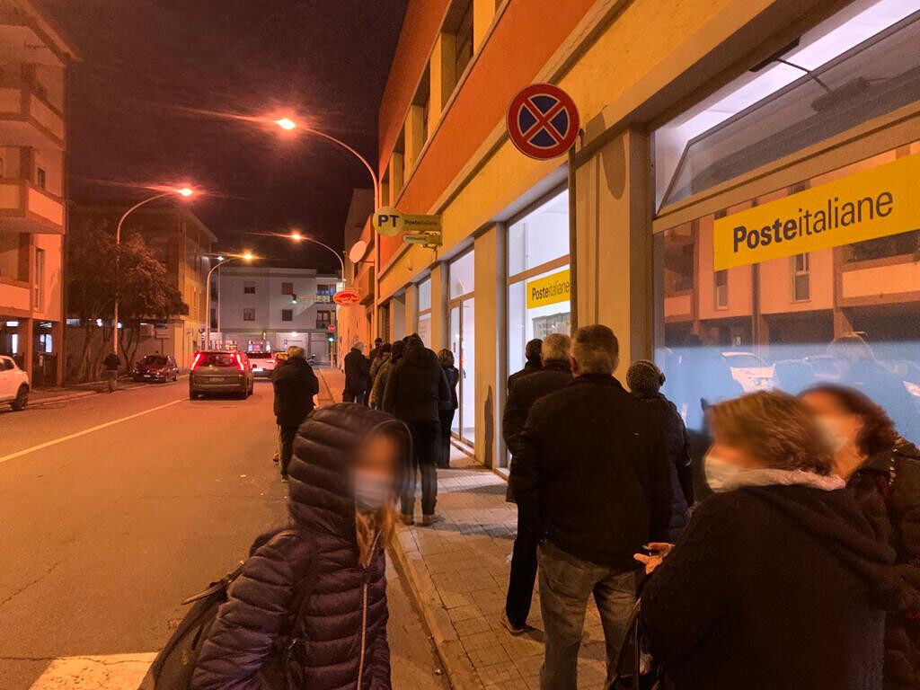 Pirri, tutti in fila al freddo davanti alle Poste: proteste per i disagi