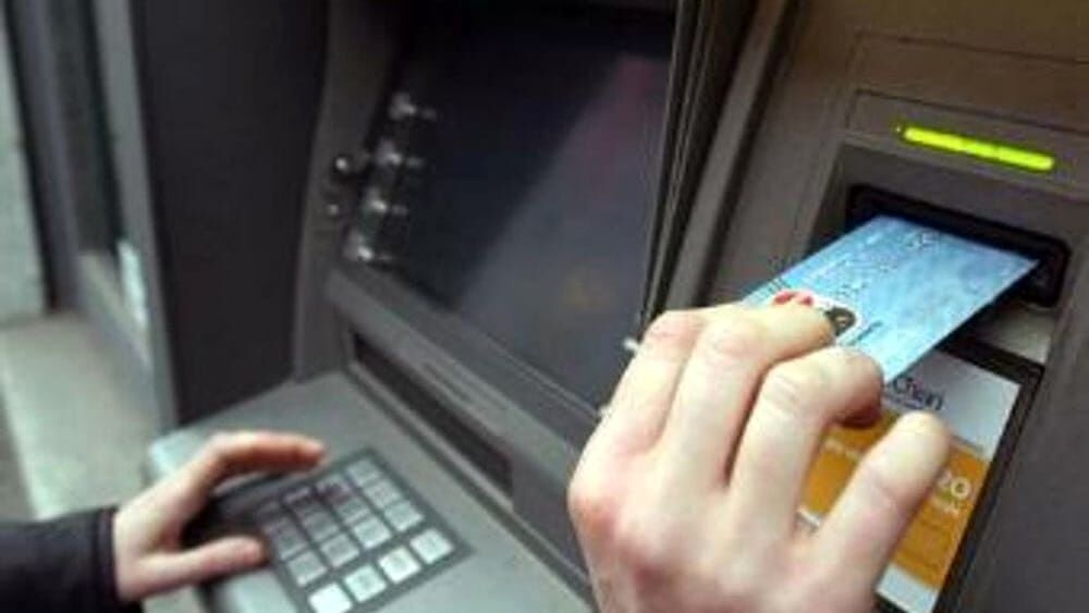 Pula, vuole vendere mobili online ma digita i codici della sua carta: 3mila euro spariti dal conto