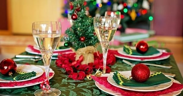 Lockdown nei festivi, al cenone di Natale solo 2 parenti stretti: gli under 14 non saranno conteggiati