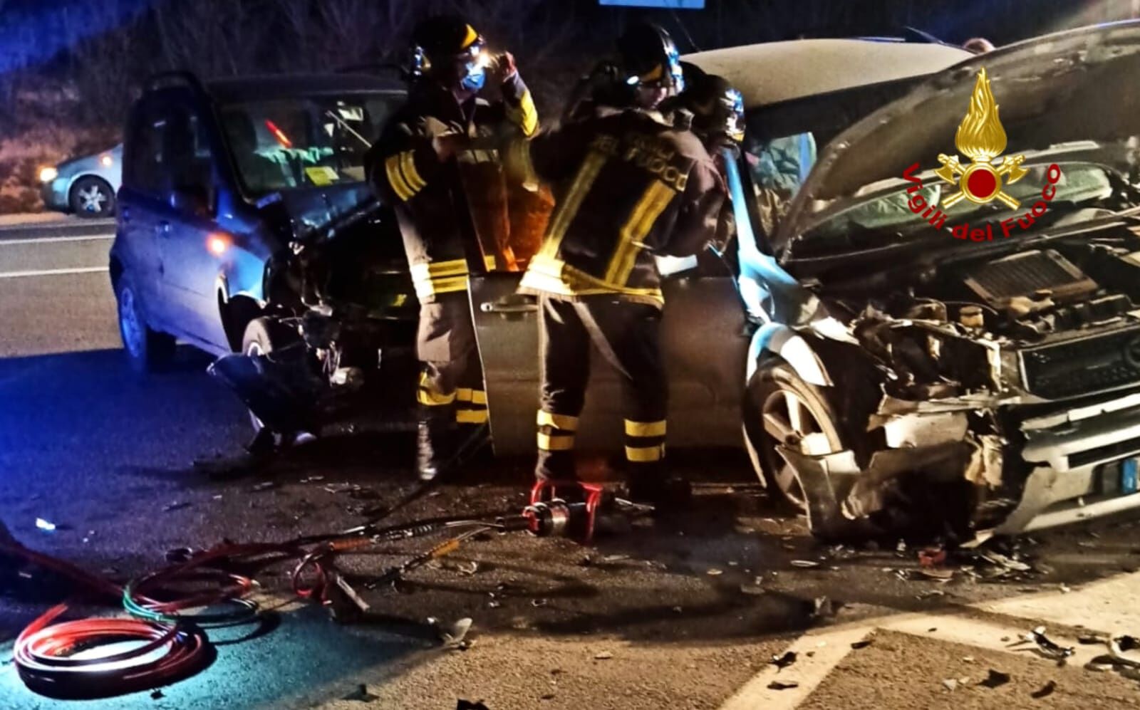 Brutto incidente a Quartucciu, i vigili del fuoco estraggono da un’auto una ragazza ferita