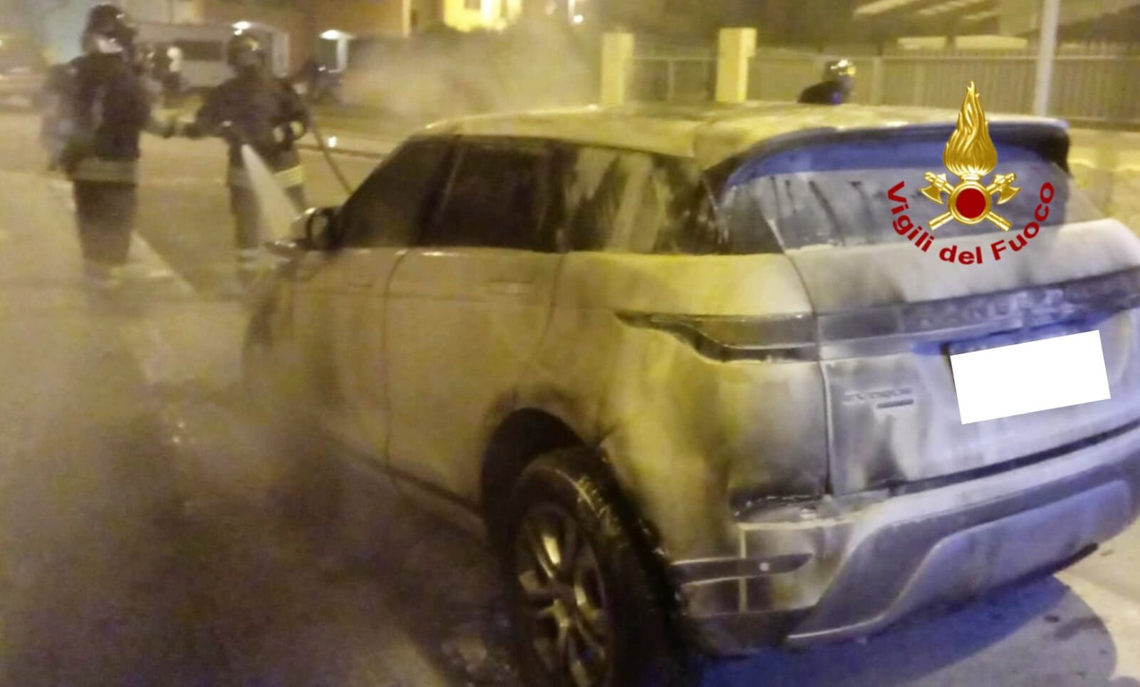 Quartu, auto in fiamme in via Giovanni Falcone: sul posto i vigili del fuoco