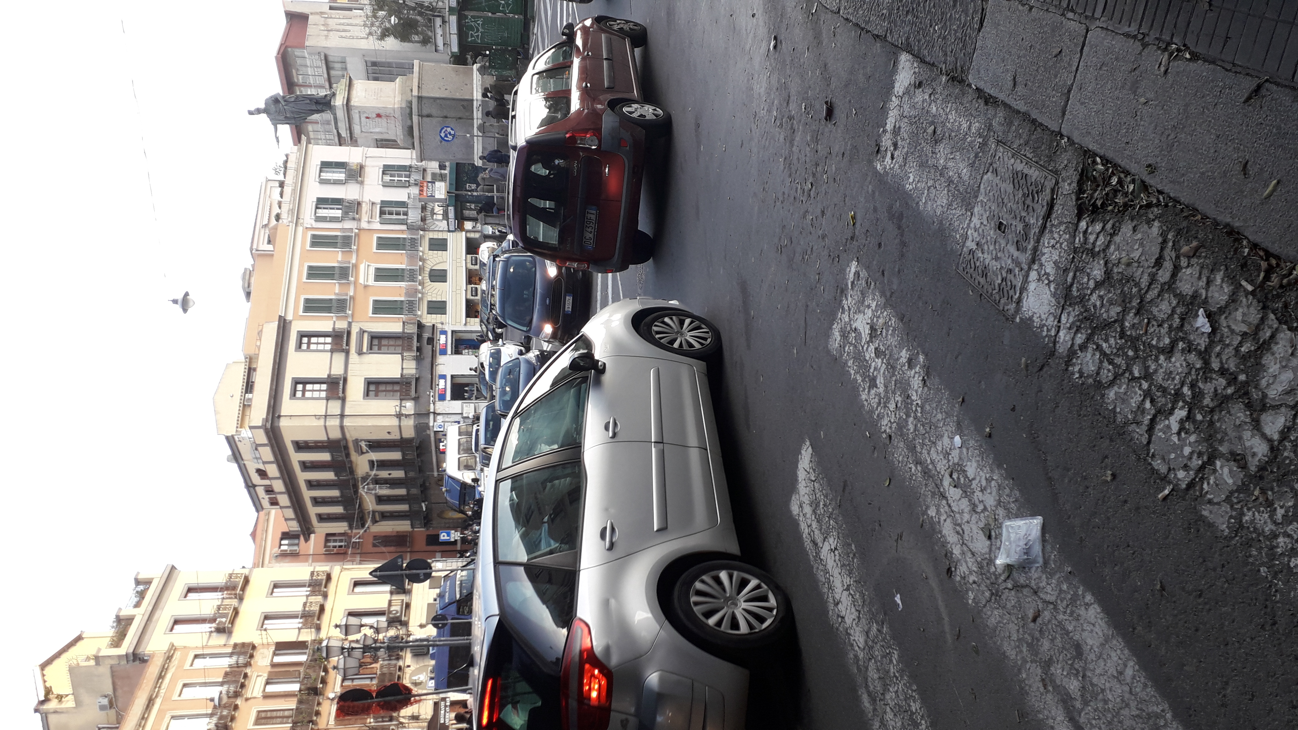Cagliari alla vigilia della zona arancione: bolgia in piazza Yenne, “ma nessuno controlla la folla?”