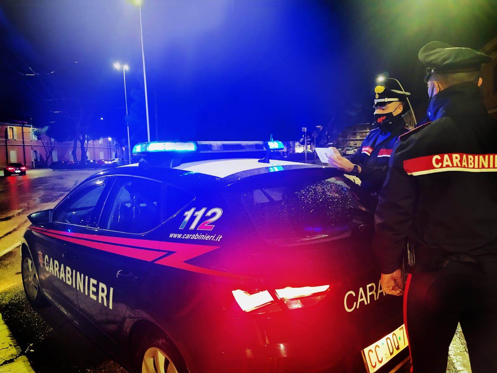 Villacidro, ventenne finisce con l’auto in cunetta dopo aver violato il coprifuoco: 400 euro di multa