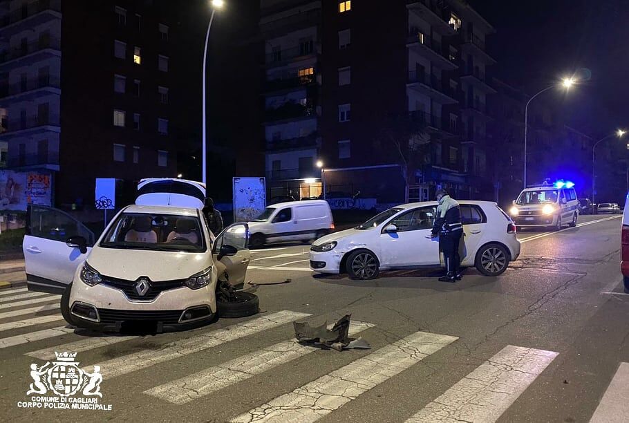 Cagliari, brutto incidente all’incrocio di via Castiglione: una donna di 57 anni finisce all’ospedale