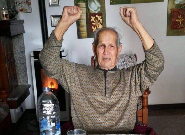 Antioco Cirronis, a 87 anni il super nonnino sconfigge il virus: “Per batterlo bisogna essere duri”