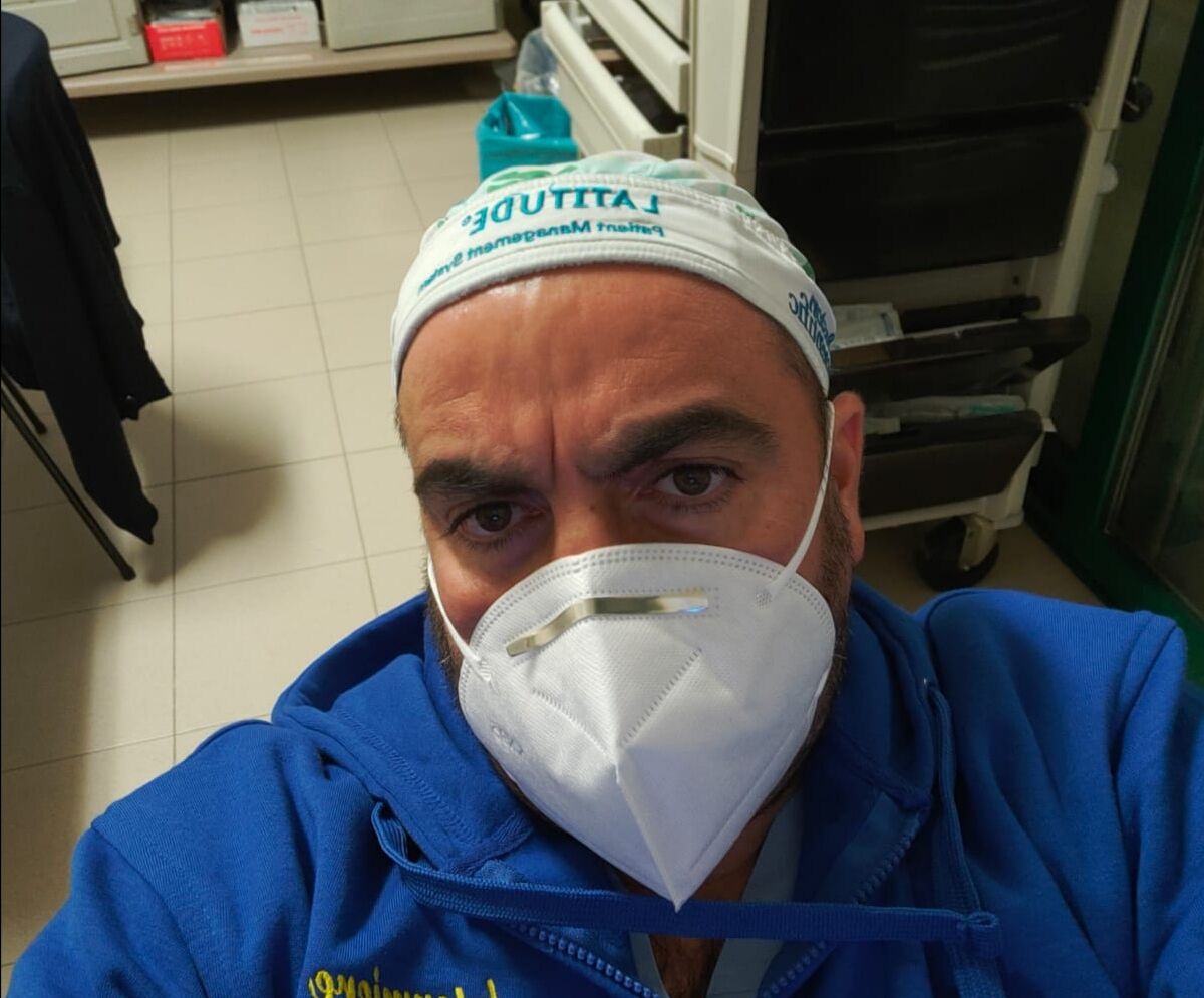 Serramanna: Andrea Tuveri, l’infermiere guarito dal virus dopo una lunga battaglia si vaccina