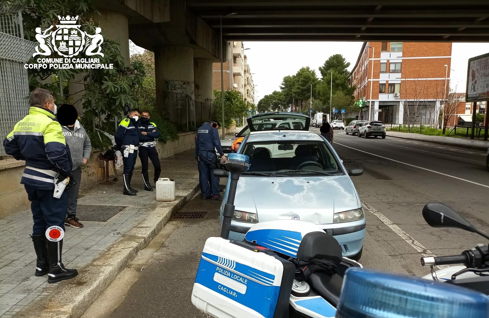 Vendeva ricci in strada: ambulante abusivo multato a Cagliari, sequestrata la merce