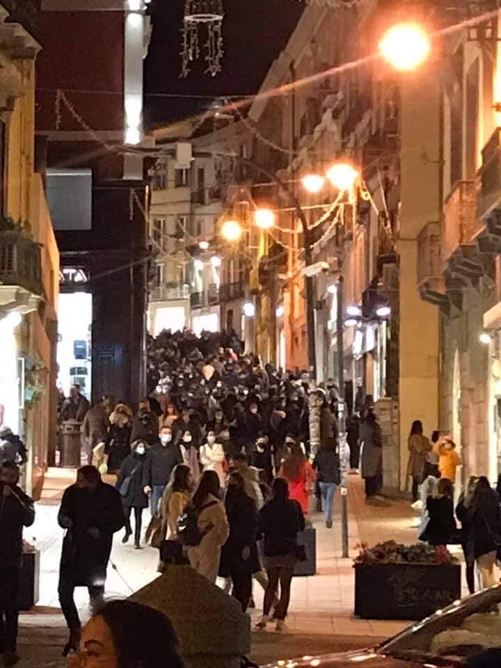 Cagliari, folla record in strada nel sabato pre arancione: “Delirio collettivo, quando usciremo da questo incubo?”