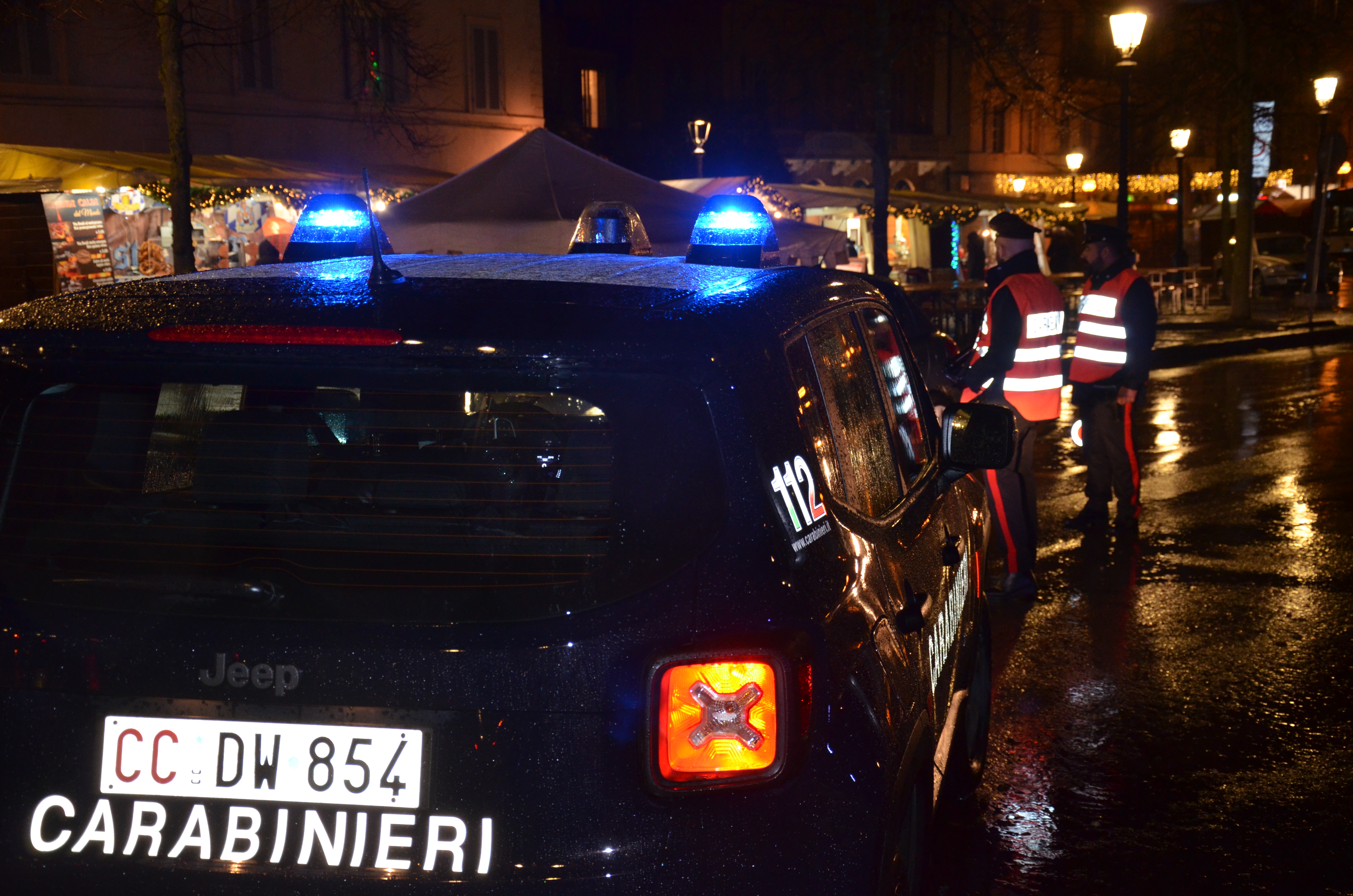 Sant’Antioco, insegue l’ex in auto e la costringe a fermarsi: poi con un martello colpisce il parabrezza