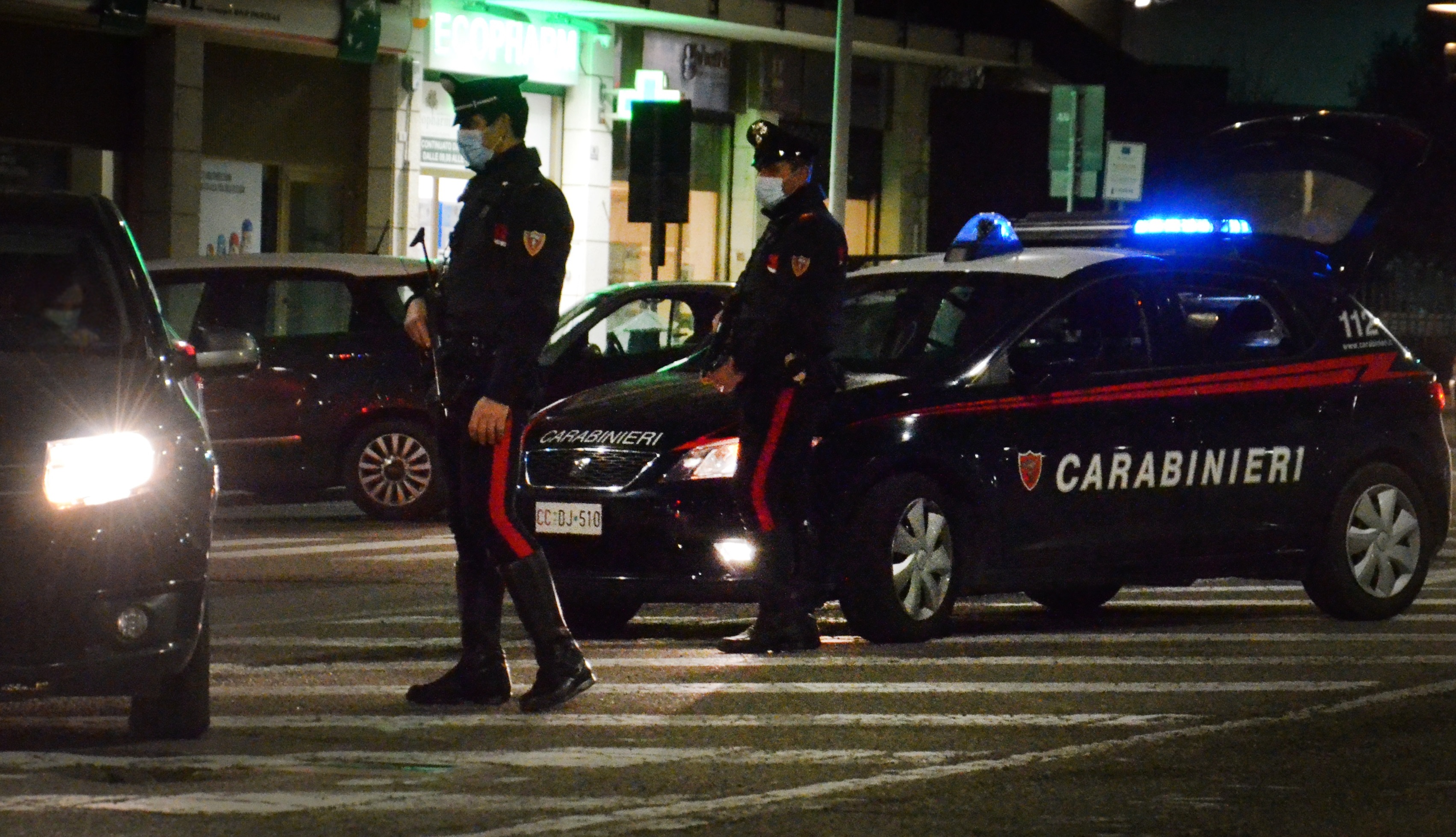 In auto con una mazza ferrata, una mazza da baseball, una roncola e una spranga: denunciato a Cagliari