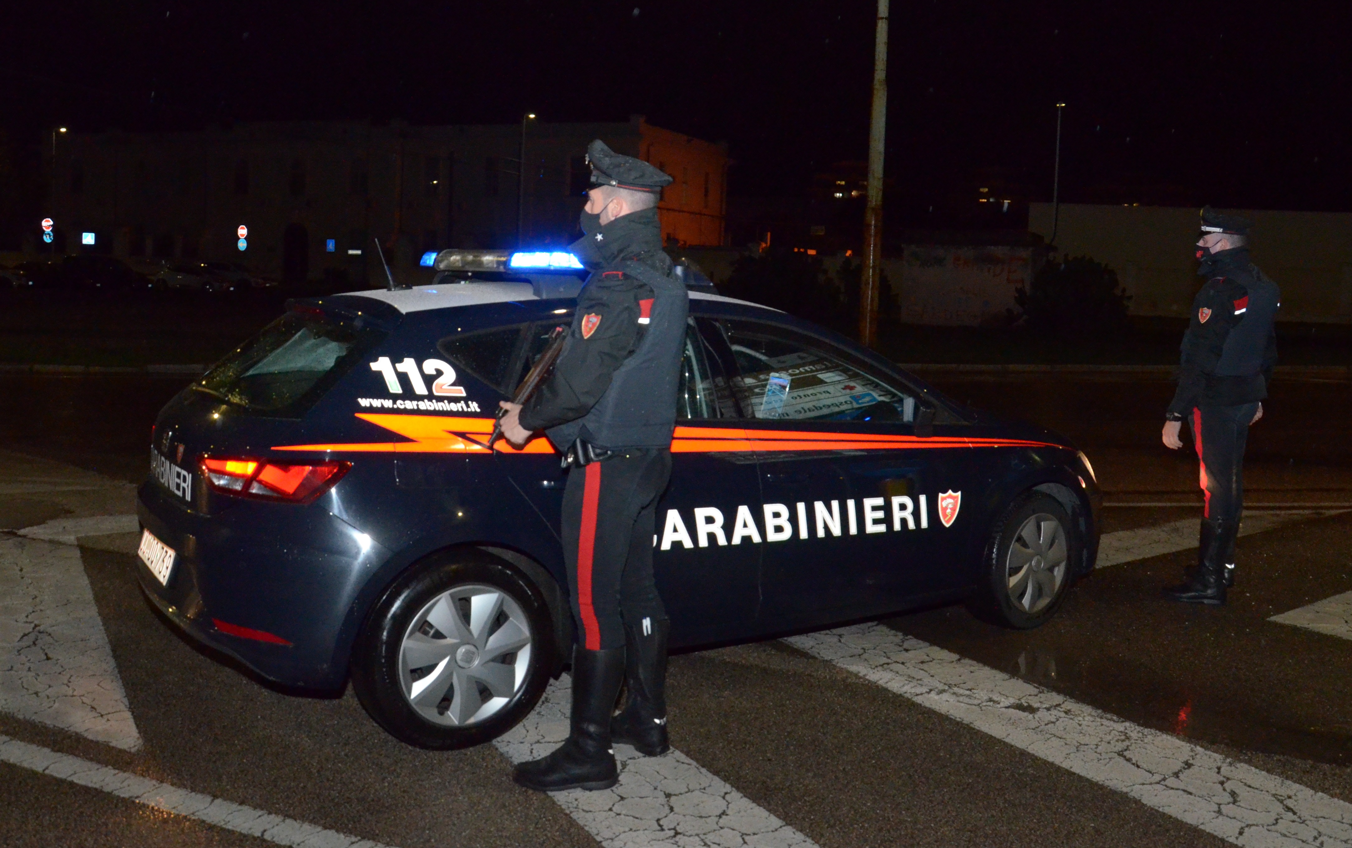 Beccati in auto a Cagliari alle 2 di notte ma vivono a Pula: coppia di pregiudicati nei guai