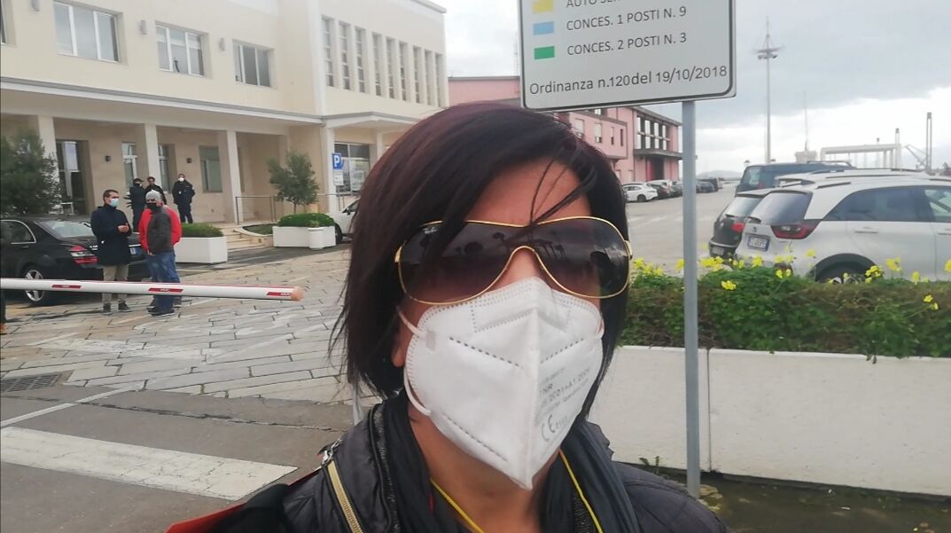 Loredana Monari, ex lavoratrice del porto a Radio Casteddu: “La protesta continua, abbiamo intenzione di occupare il porto”
