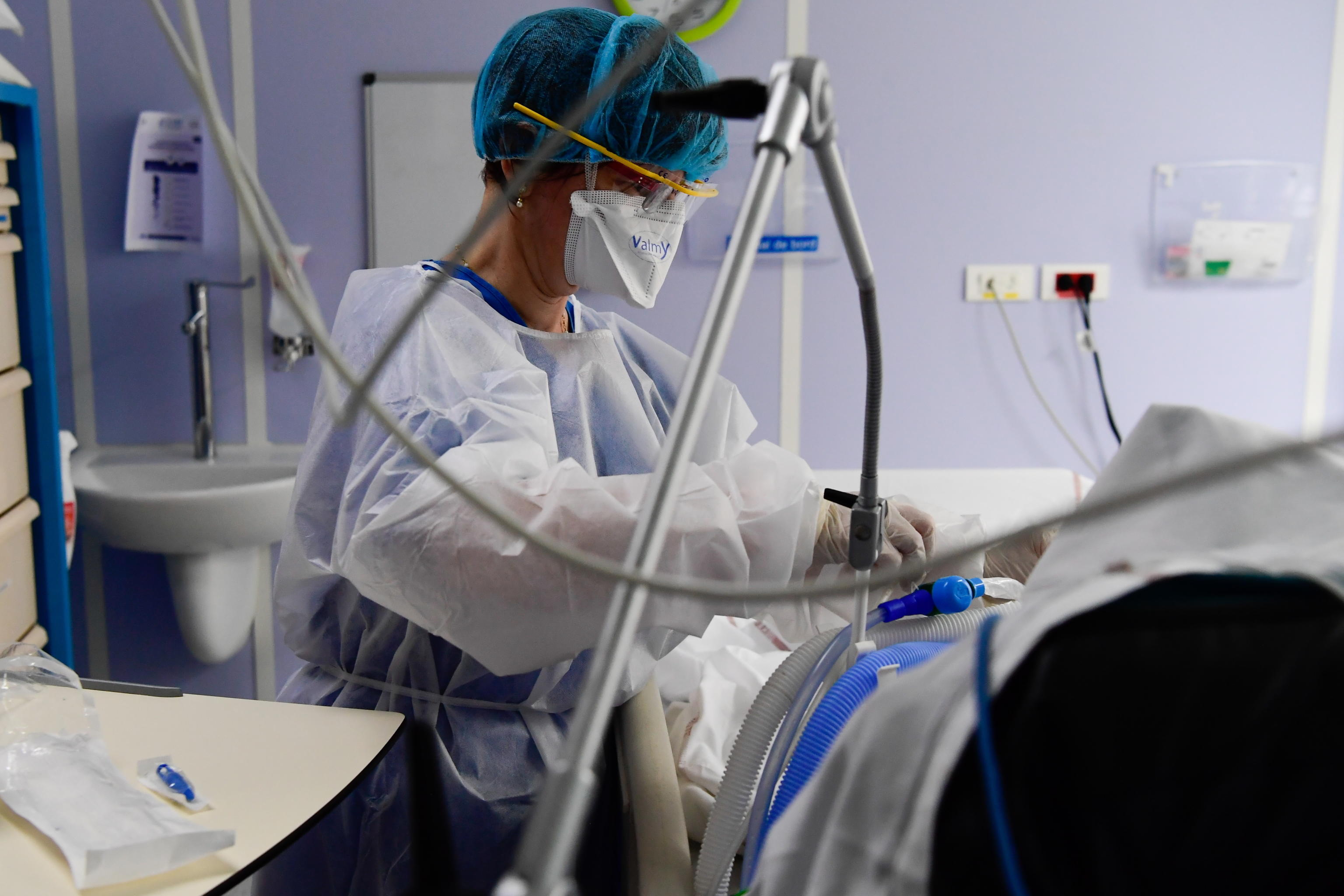 Incubo variante inglese in Sardegna, altri 4 casi a Nuoro: una minaccia per la zona bianca