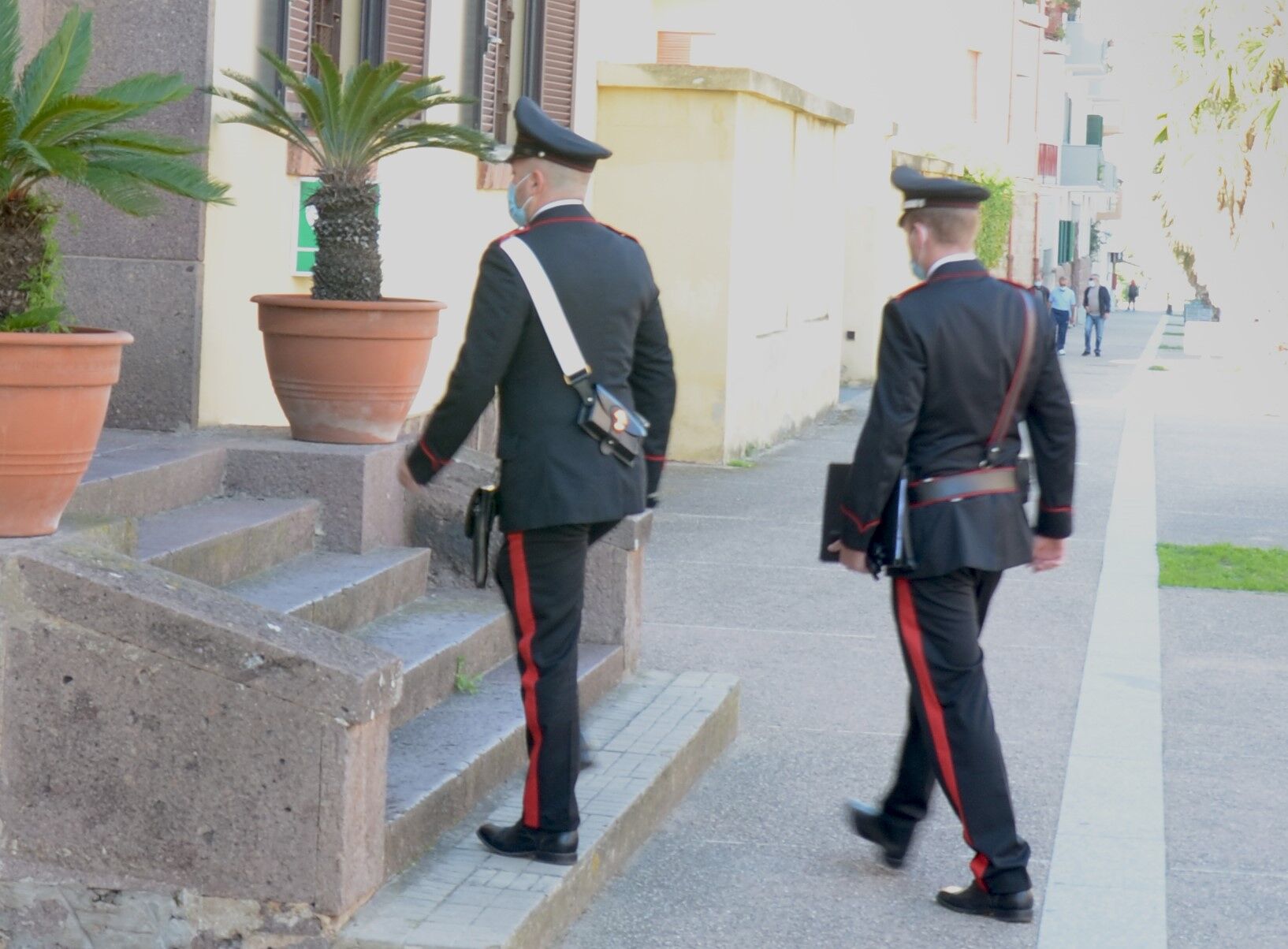 Minaccia il veterinario che chiama i carabinieri, 62enne denunciato a Giba: in casa un fucile e 52 cartucce