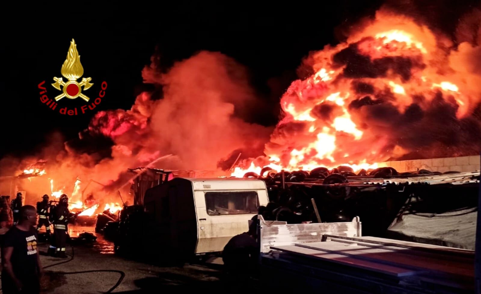 Paura a Quartu, mega incendio in un deposito di pneumatici: fiamme alte 20 metri