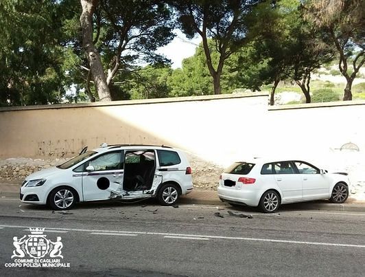 Cagliari, schianto tra un taxi e una Audi in via Is Guadazzonis: passeggera 18enne in ospedale