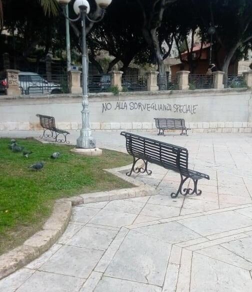 Cagliari, vandali scatenati in piazza Marghinotti: “Credete di essere rivoluzionari ma siete solo stupidi”