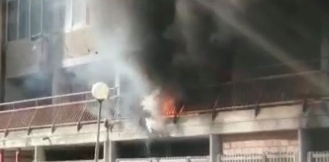 Cagliari, incendio e paura a Sant’Elia: discarica in fiamme, il fuoco minaccia gli appartamenti