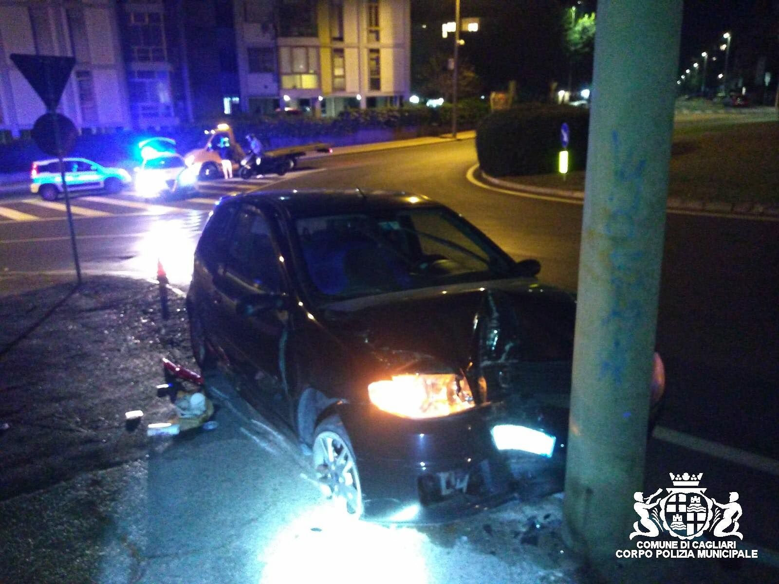 Cagliari, perde il controllo dell’auto e finisce contro un palo della luce: 20enne all’ospedale