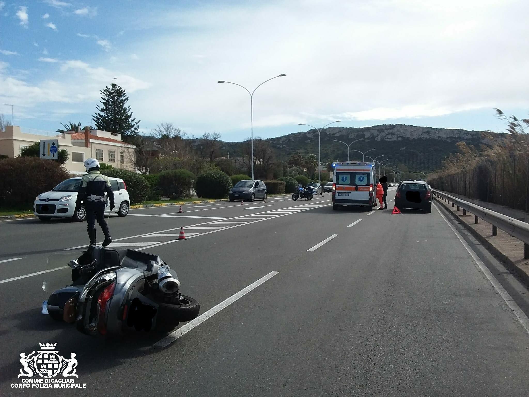 Cagliari, perde il controllo dello scooter rovina al suolo e scivola dopo 90 metri sopra due auto