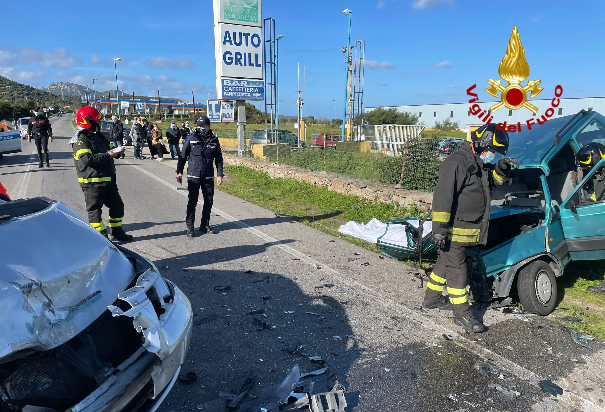 Drammatico schianto fatale tra auto sulla Ss 125, due morti tra le lamiere