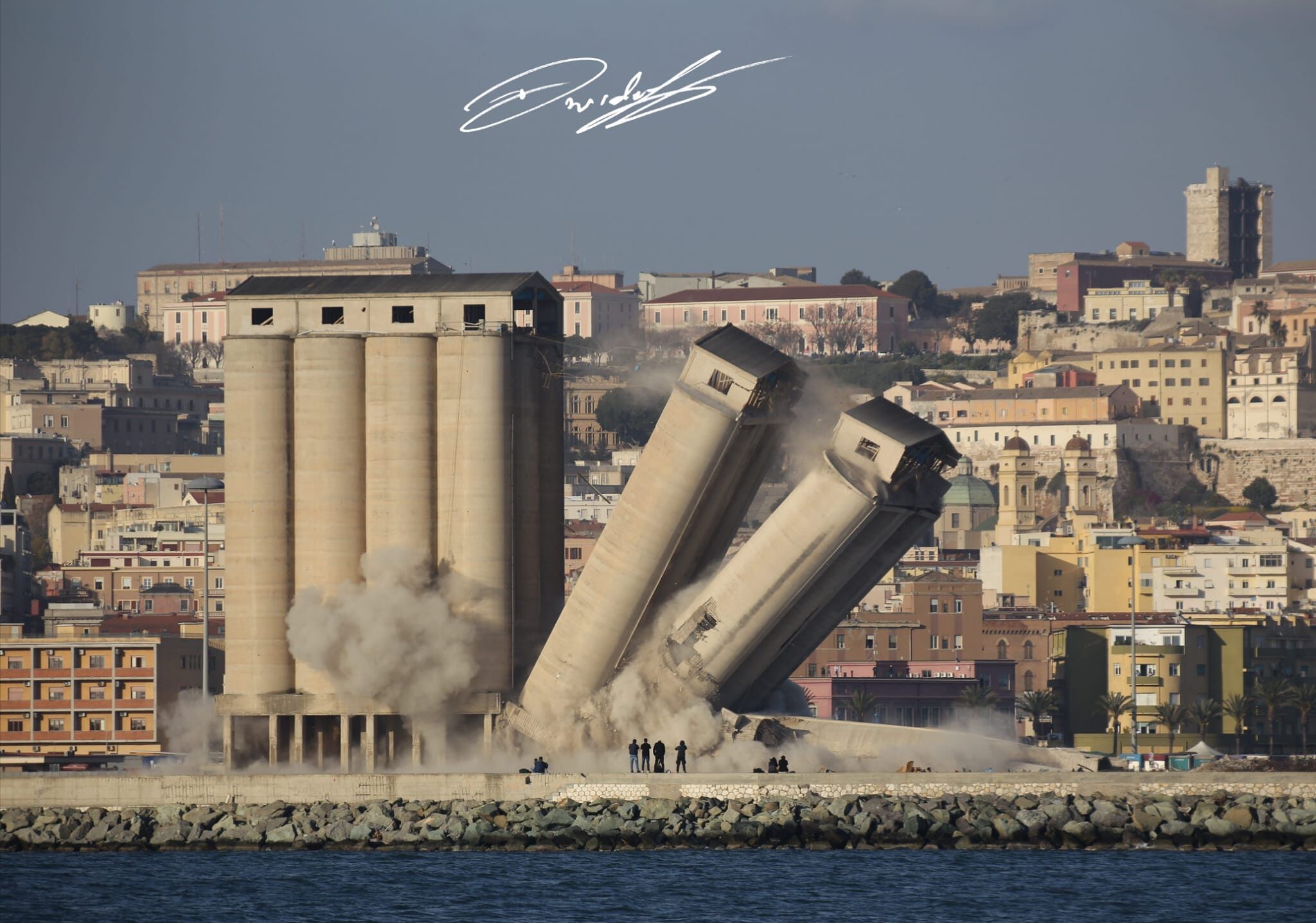 L’attesa infinita, poi le maxi esplosioni: la dinamite sbriciola sei silos al porto di Cagliari