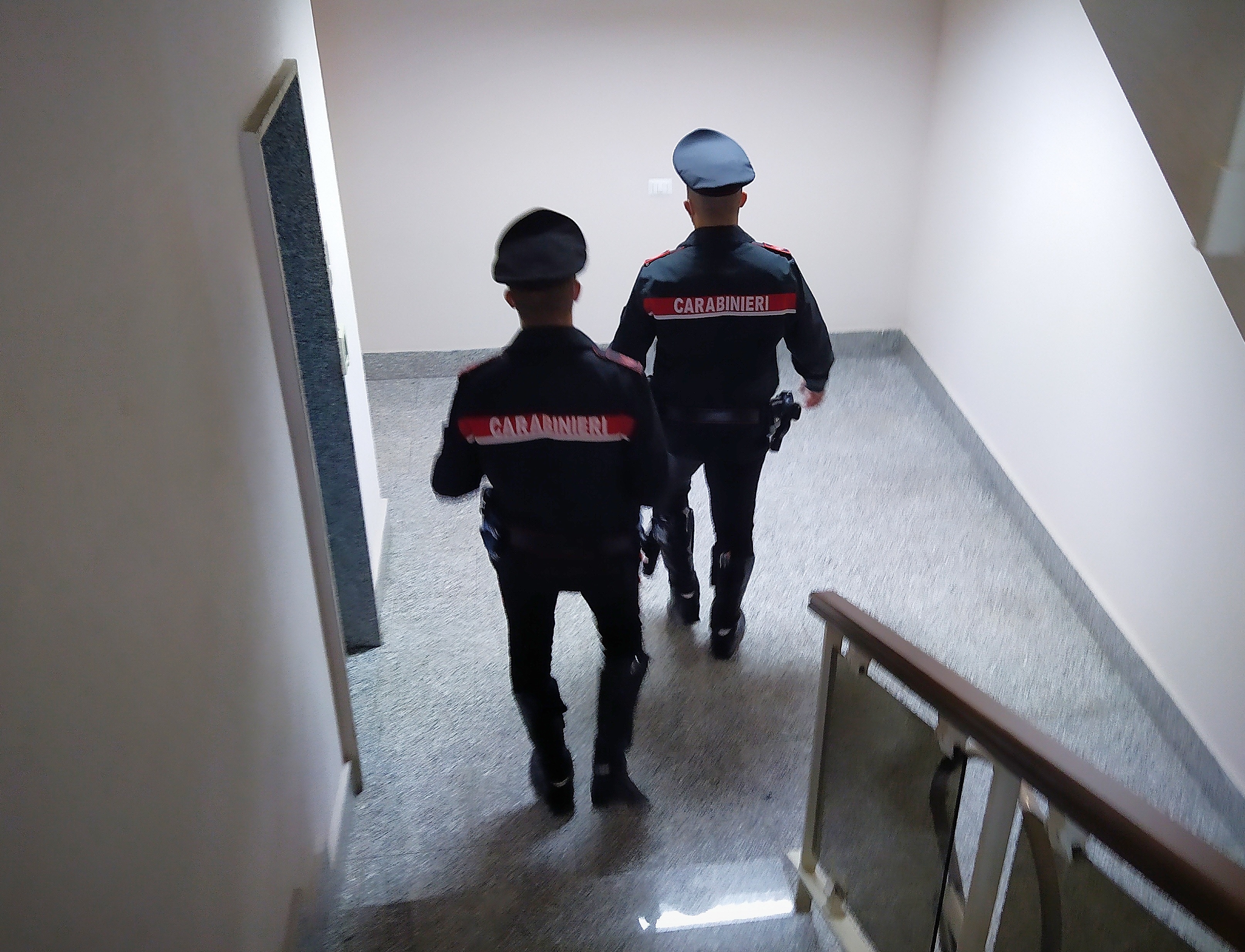 Minaccia e picchia la madre, 29enne denunciato per maltrattamenti a Villaspeciosa