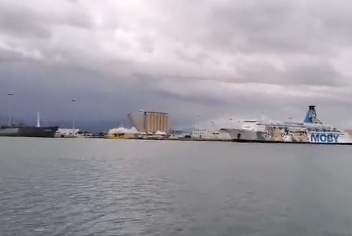 Cagliari, ecco la torre dei silos del porto demolita con la dinamite: maxi nube all’orizzonte (DIRETTA VIDEO)