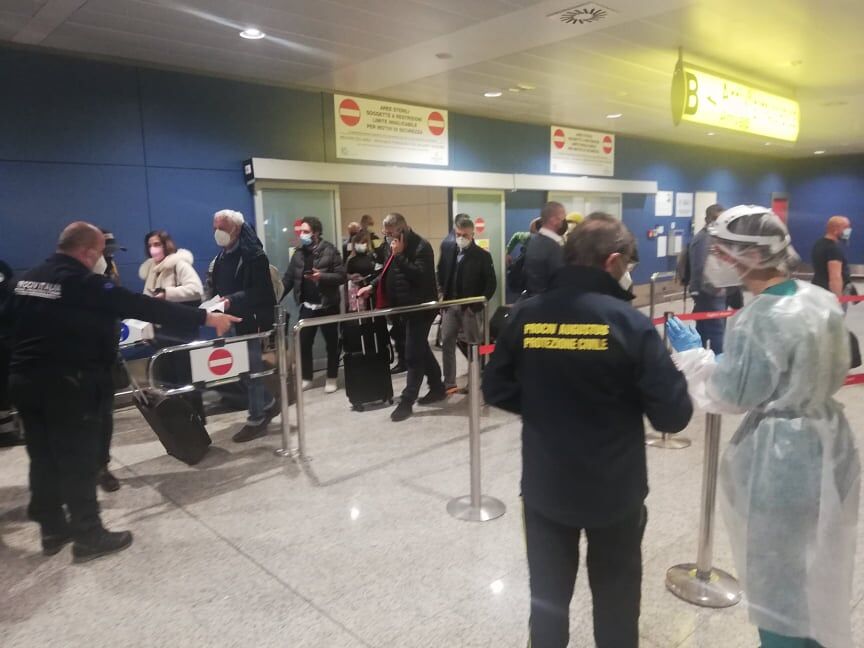 Tamponi gratis, 127 passeggeri ne approfittano a Elmas: scovato un positivo, dovrà stare in isolamento