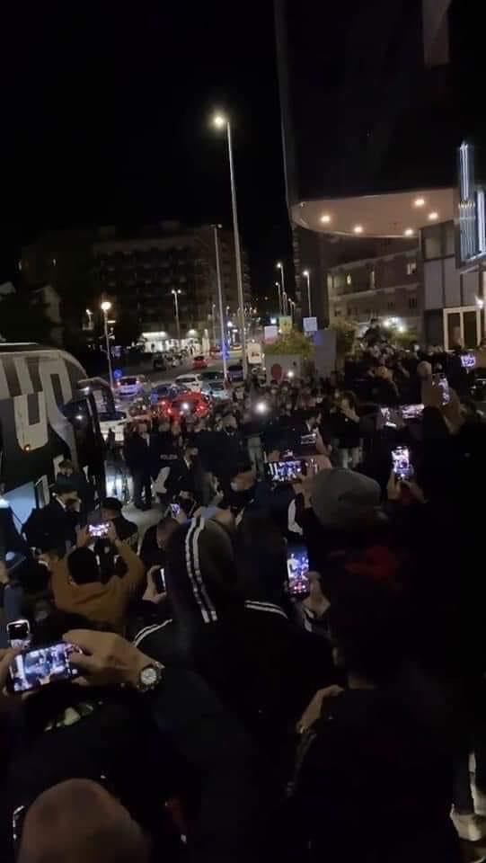 Cagliari, l’assembramento dei tifosi bianconeri al T Hotel all’arrivo della Juventus: arrivano polizia e carabinieri