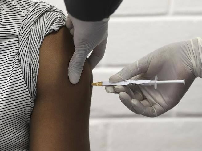 Somministrate in Sardegna le dosi Astrazeneca del lotto ritirato: sotto controllo i vaccinati