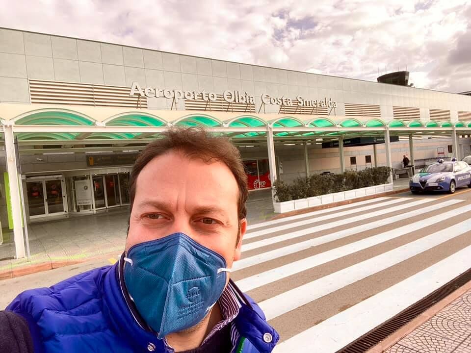 “Voli per la Sardegna sovraffollati senza gel e distanze, due passeggeri si sono sentiti male: vogliamo tratte Covid-tested”