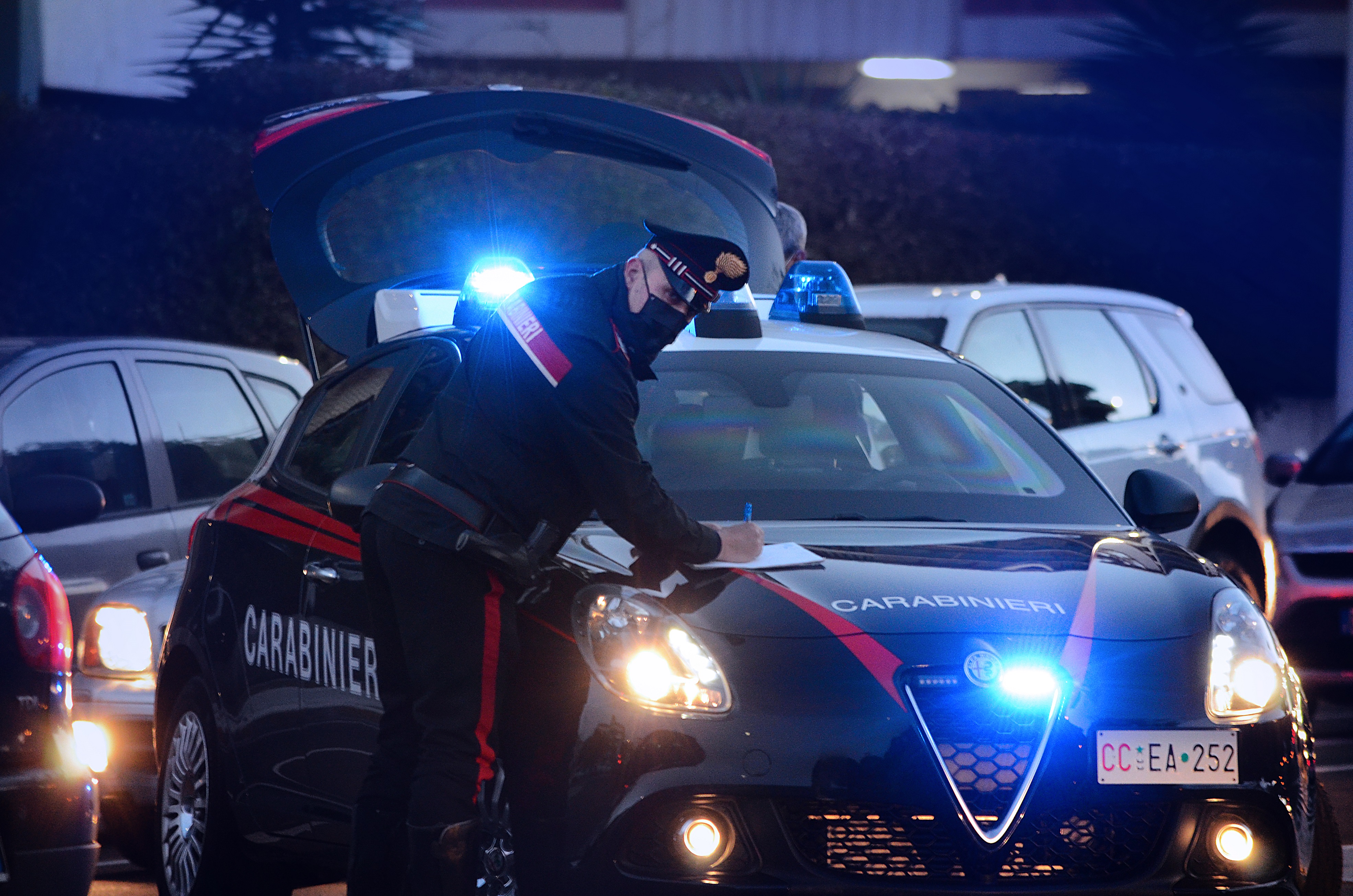 Ubriaco alla guida esce di strada con l’auto, denunciato operaio di Marrubiu
