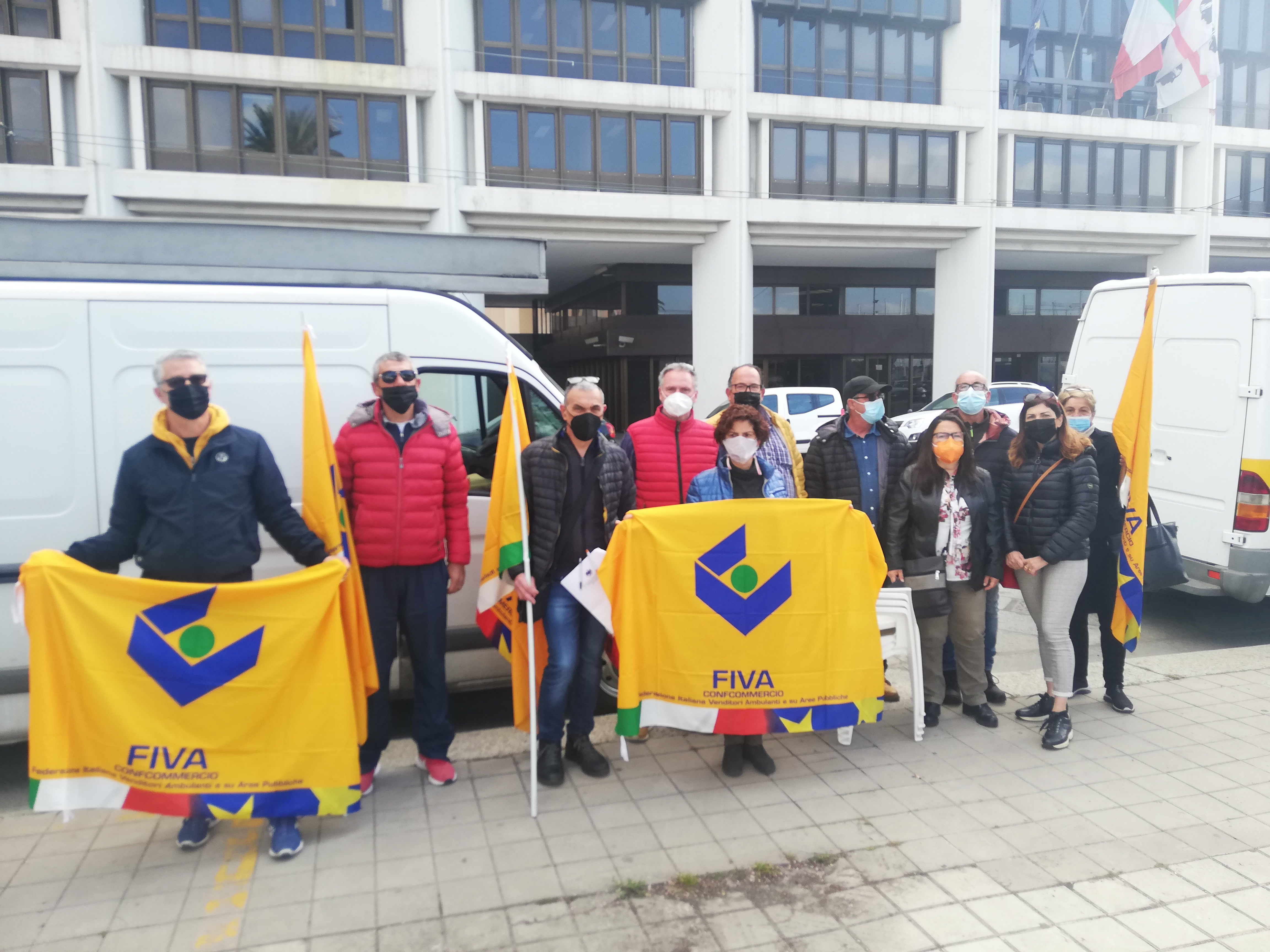 Cagliari, gli ambulanti alla fame protestano in via Roma: “Non possiamo vendere scarpe e mutande? Allora dateci soldi”
