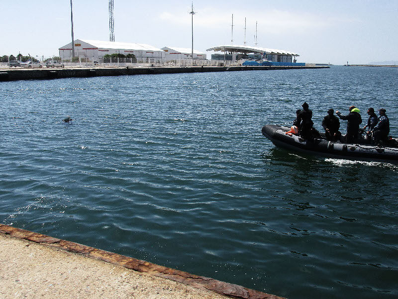 Paura a Cagliari, uomo finisce in mare al molo Ichnusa: salvato dalla Marina militare
